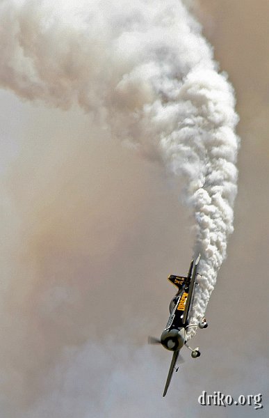 IMG_0496_800.jpg - Frank Ryder pilots the Oreck "Cyclone," streaming smoke as he dives.