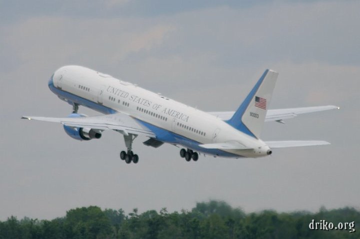 IMG_3275.JPG - VC-32 takes off