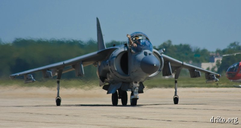 IMG_0561_800.jpg - AV-8B Harrier Taxiing