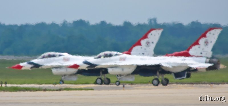 IMG_4671_800.jpg - The heat waves coming off the tarmac make the Thunderbirds look quite impressionistic.
