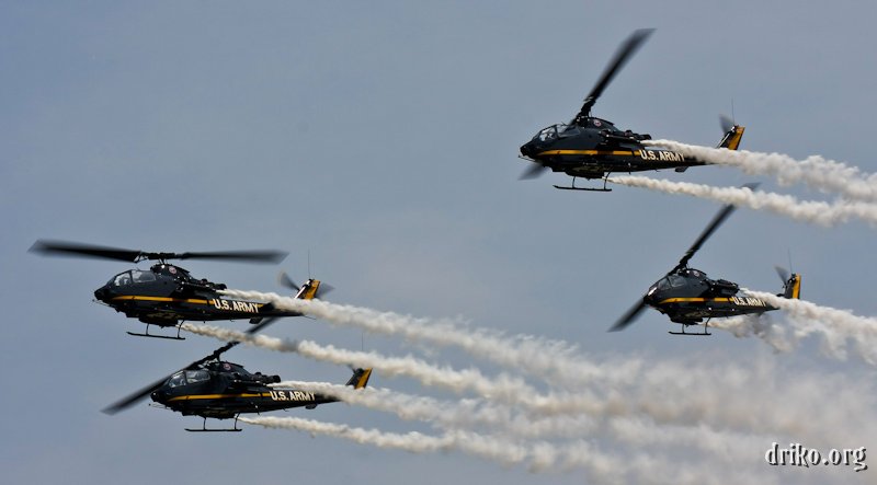 IMG_5425_800.jpg - The US Army Sky Soldiers demo team flies AH-1F Huey Cobras.  I hadn't seen them fly before this, but they put on a very nice show...