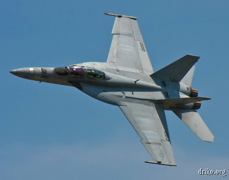 IMG_5828_800.jpg - The Super Hornet makes a photo pass.