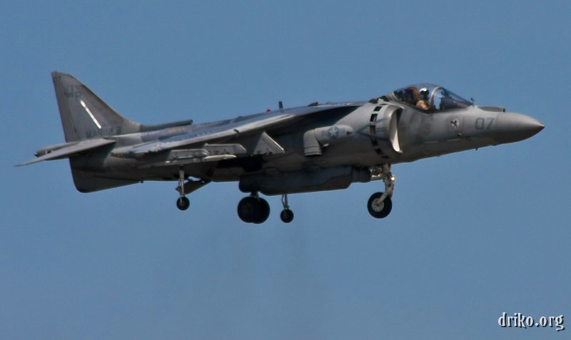 IMG_5910_800.jpg - The AV-8B Harrier just before entering a hover.