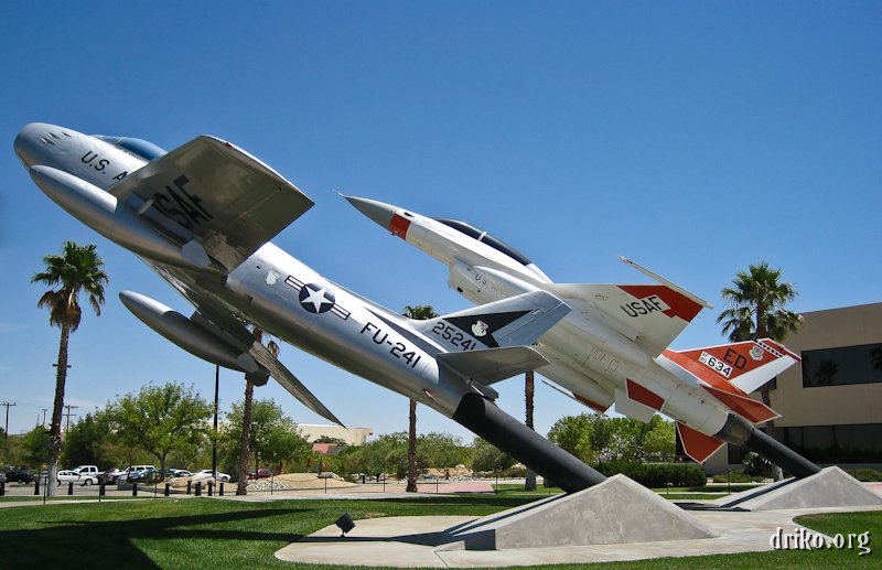 IMG_0536_800.jpg - An F-86 and an F-16 are on static display outside a building on Edwards AFB.