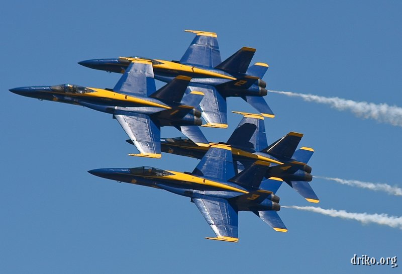 IMG_5843_800.jpg - The Blue Angels practice their Diamond Formation.