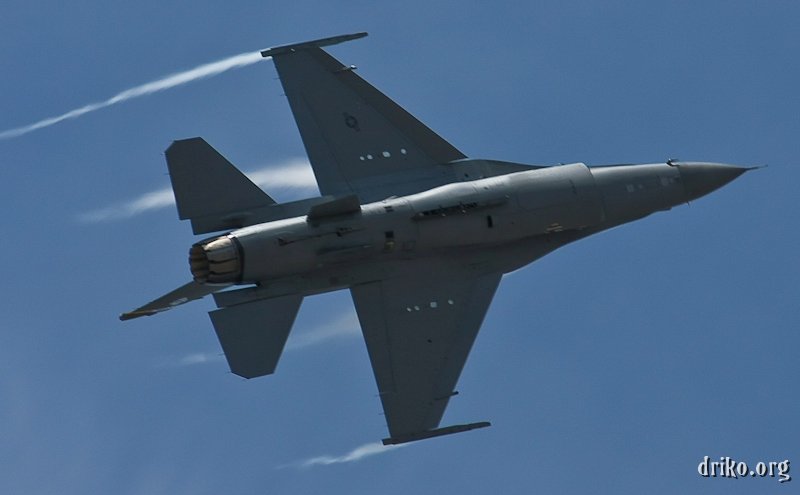 IMG_6424_800.jpg - Vortices stream off of the wingtips and fuselage as the F-16 turns hard to port.