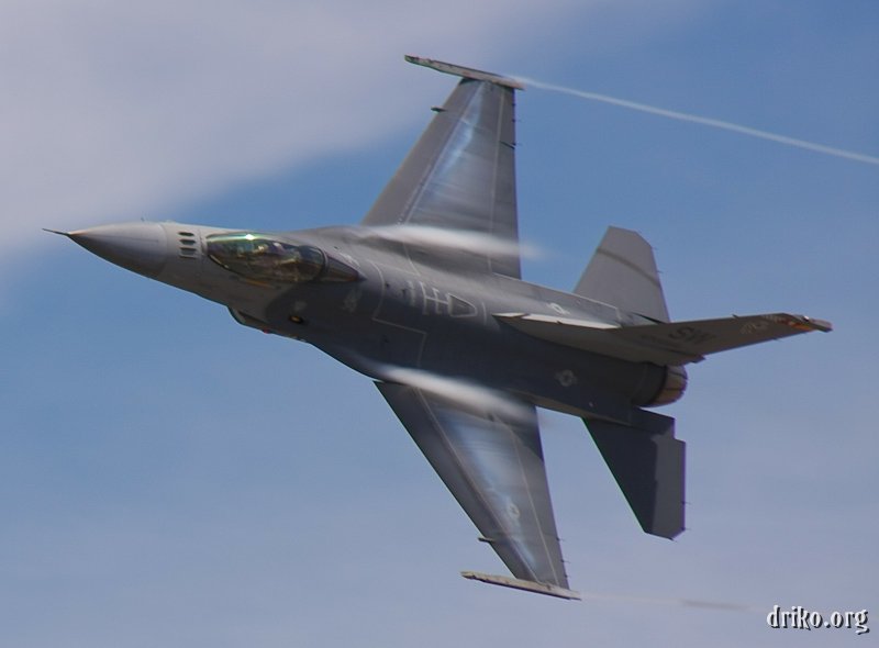 IMG_6527_800.jpg - Vortices stream off of the wingtips and fuselage as the F-16 turns hard to port.