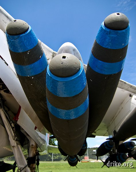 IMG_9655_800.jpg - A close-up of the inboard wing station load-out on an A-6E Intruder