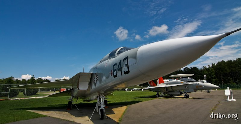 IMG_9660_800.jpg - The long planform of the RA-5C Vigilante is definitely visible here.