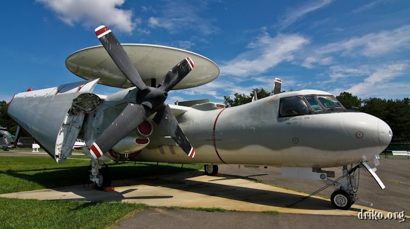 IMG_9681_800.jpg - An E-2 Hawkeye with its wings folded back