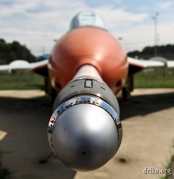IMG_9772_800.jpg - A close-up view of the nose refuelling probe of the F9F-8 Cougar