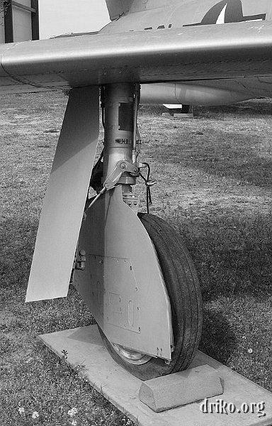 IMG_0043.JPG - F-84F Thunderstreak Landing Gearconverted to black and white...