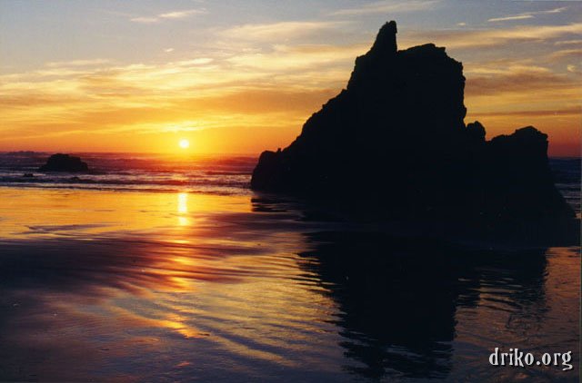 sunset01_Oregon_ps.jpg - Oregon Sunset   A friend and I were speeding up the Oregon coast trying to find a good spot for a sunset photo opportunity, and I think we did quite well finding this one with minutes to spare.  I wish I could remember exactly where on the coast this was, though...  For more photos from my Pacific Northwest trip, please take a look at  this gallery .  