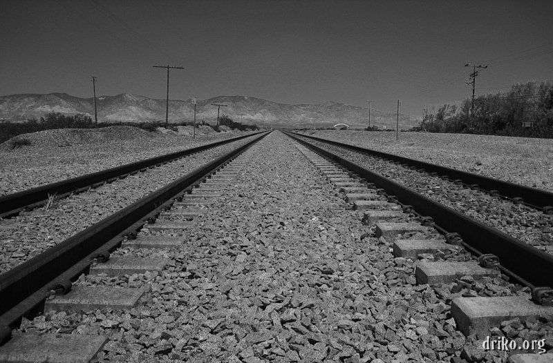 IMG_0750_800.jpg - I spotted these railroad tracks in Mojave and was trying to capture the desert landscape they ran through.